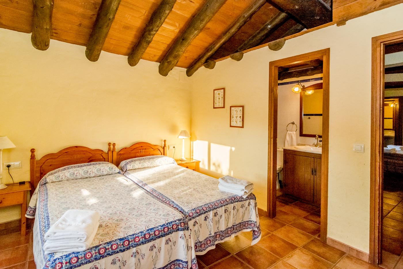 Habitación con baño y dos camas